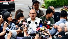 Menteri Investasi dan Hilirisasi sekaligus Kepala Badan Pengelola Investasi (BPI) Danantara, Rosan Roeslani menyampaikan keterangannya kepada awak media.(setkab)