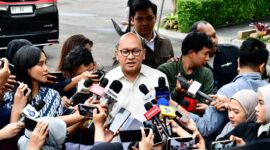 Menteri Investasi dan Hilirisasi sekaligus Kepala Badan Pengelola Investasi (BPI) Danantara, Rosan Roeslani menyampaikan keterangannya kepada awak media.(setkab)