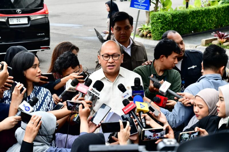 Menteri Investasi dan Hilirisasi sekaligus Kepala Badan Pengelola Investasi (BPI) Danantara, Rosan Roeslani menyampaikan keterangannya kepada awak media.(setkab)